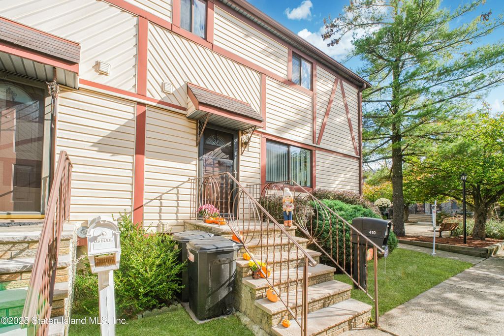 Photo of 410 Hawthorne Avenue, Staten Island, NY 10314 (MLS # 2506259)