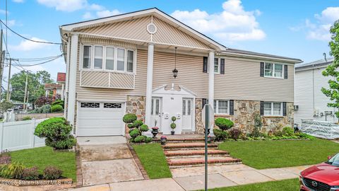 Photo of 96 Paulding Avenue, Staten Island, NY 10314 (MLS # 2503756)