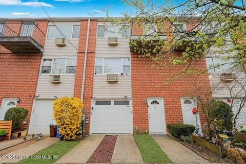Photo of 32 Francine Court #B, Staten Island, NY 10306 (MLS # 2501959)