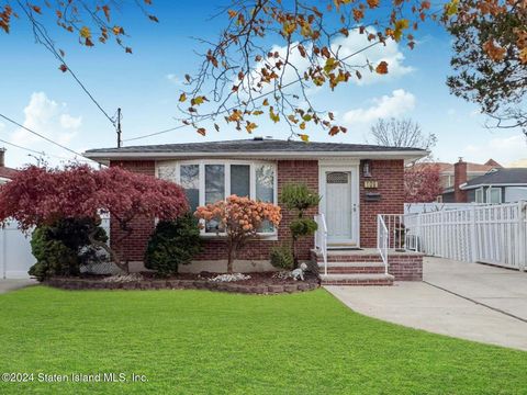 Photo of 109 Retford Avenue, Staten Island, NY 10312 (MLS # 2406296)