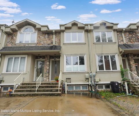 Photo of 42 Calvanico Lane, Staten Island, NY 10314 (MLS # 1164699)