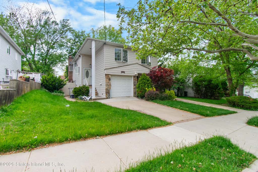 Photo of 456 Mountainview Avenue, Staten Island, NY 10314 (MLS # 2602777)