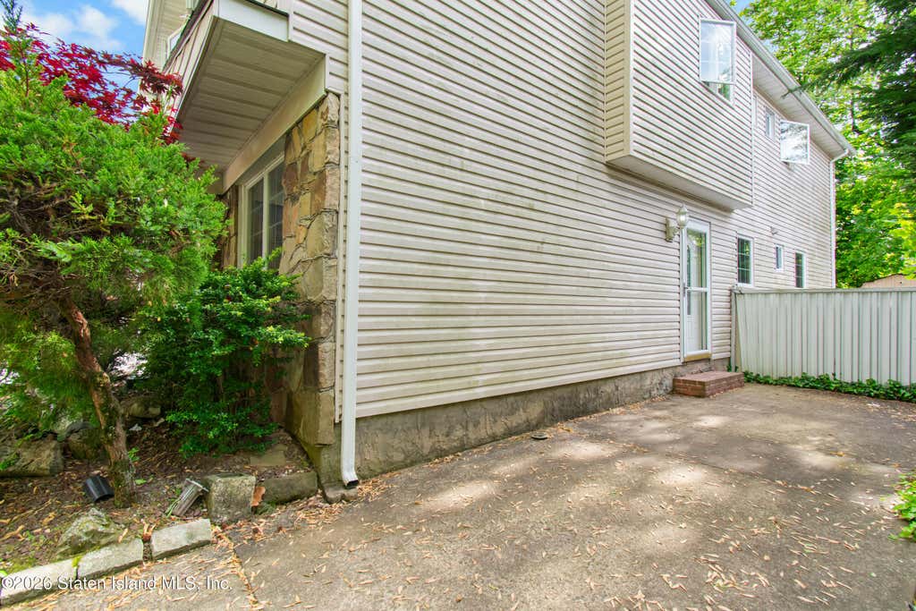 Photo of 456 Mountainview Avenue, Staten Island, NY 10314 (MLS # 2602777)