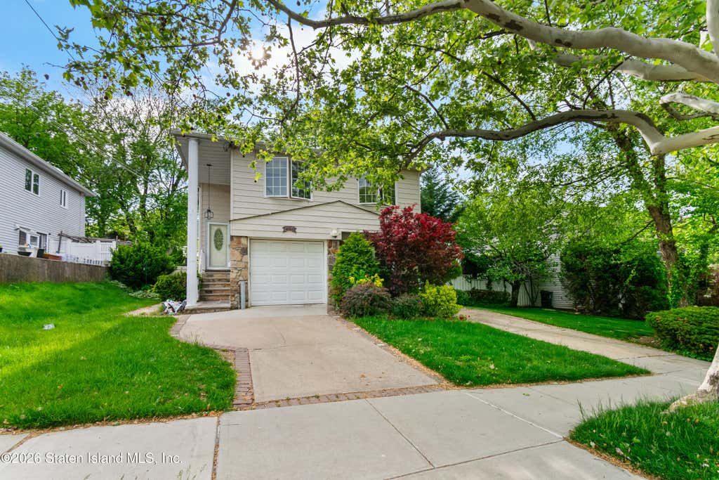 Photo of 456 Mountainview Avenue, Staten Island, NY 10314 (MLS # 2602777)