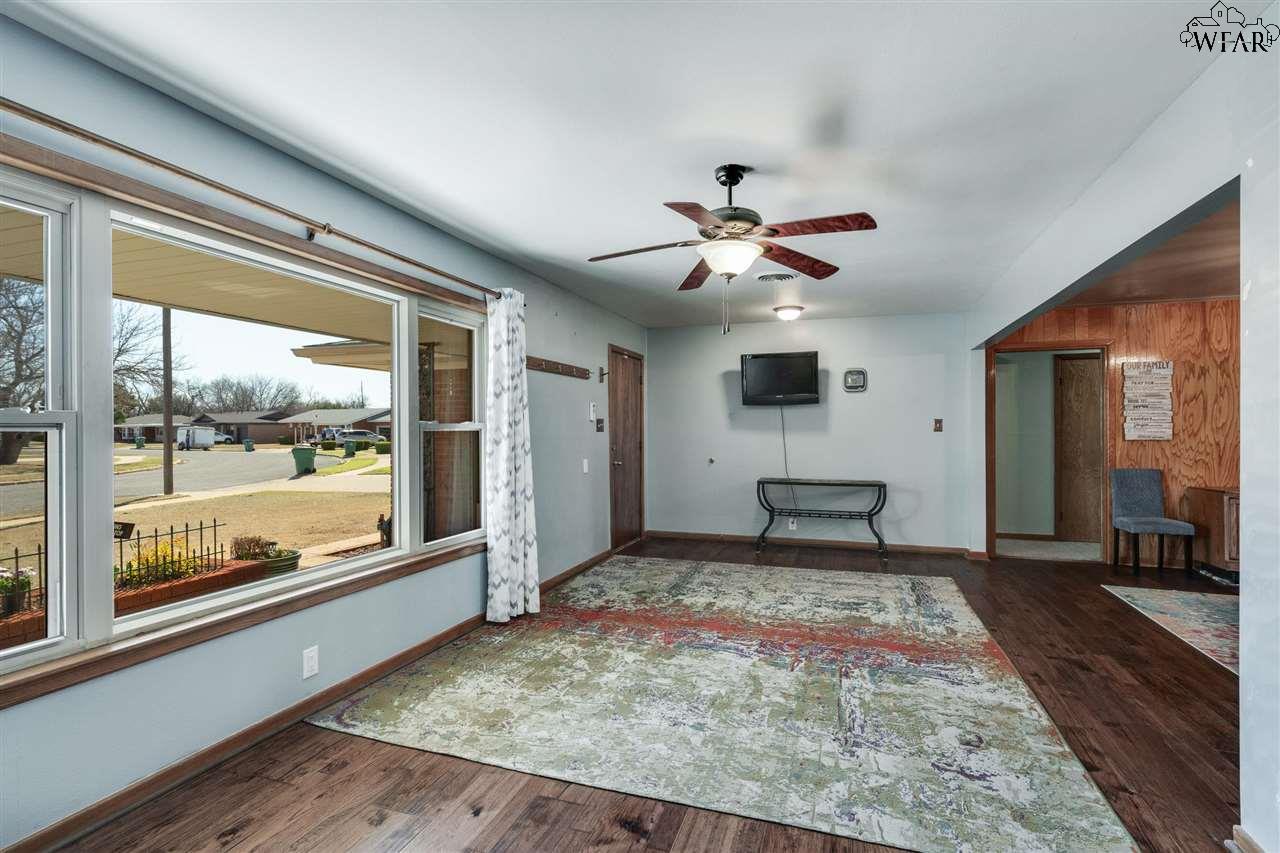 504 S Hilltop Avenue, Burkburnett, Texas image 2