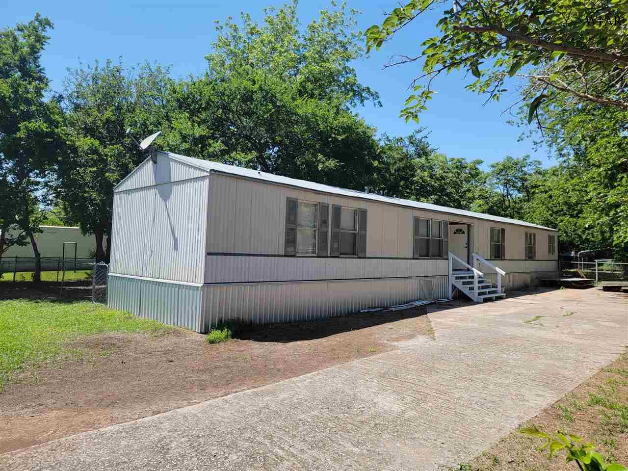 209 W 1st Street, Burkburnett, Texas image 1