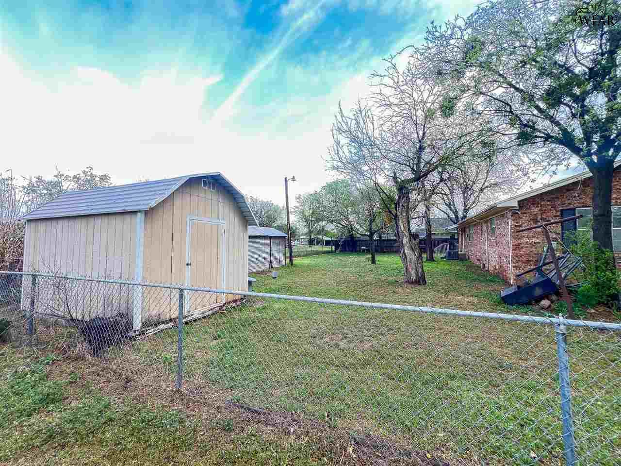 703 S Oak Street, Archer City, Texas image 6