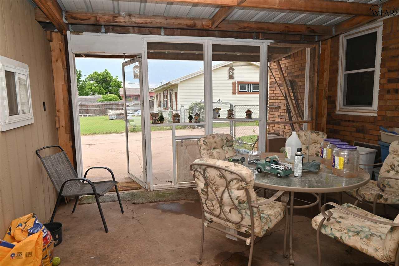1104 S Oak Street, Archer City, Texas image 24