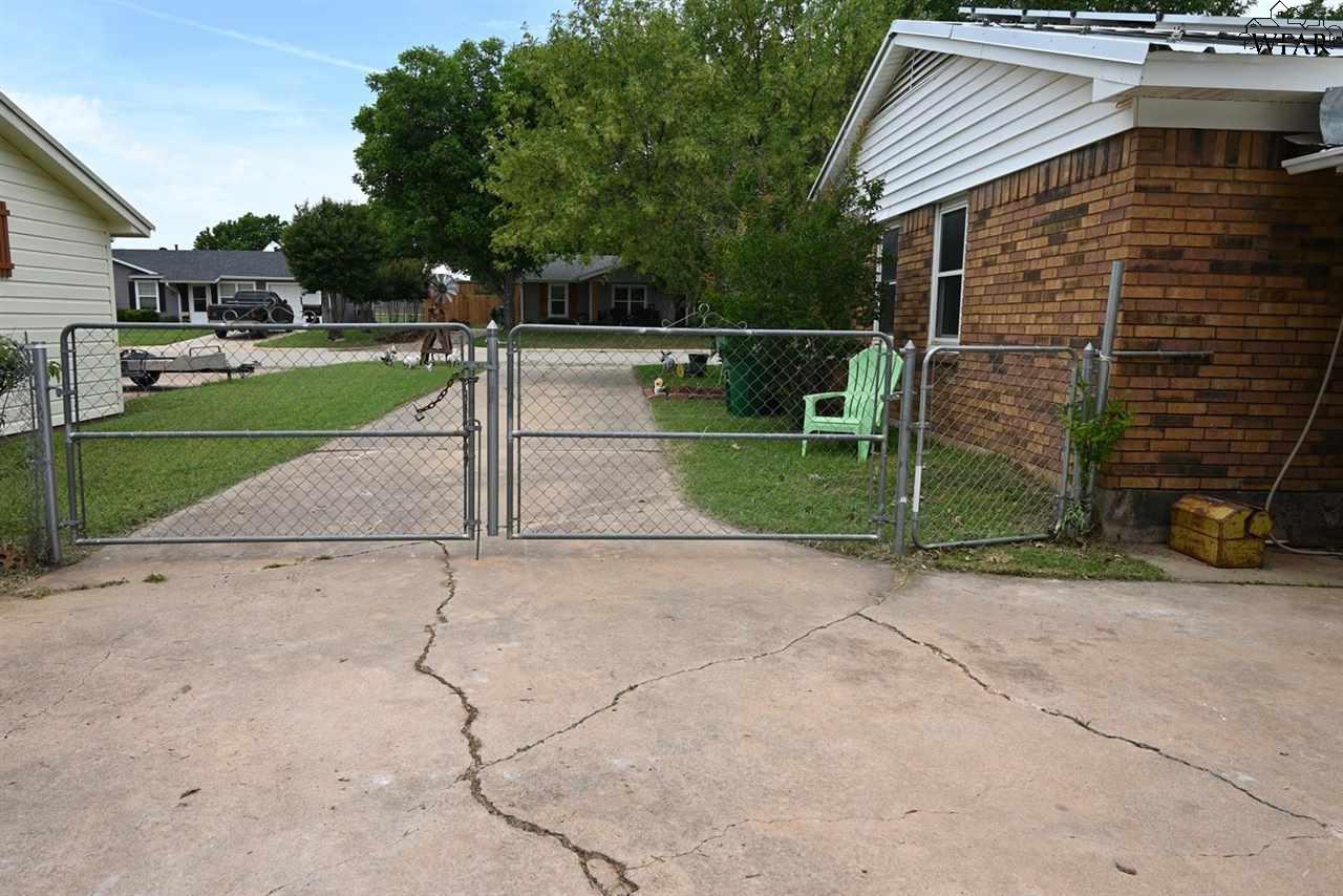 1104 S Oak Street, Archer City, Texas image 28