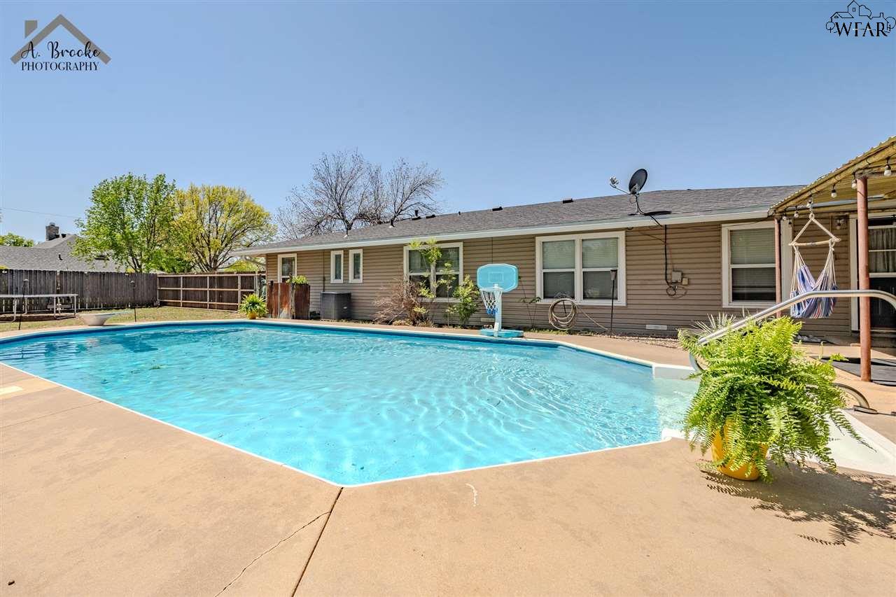 816 S Ash Street, Archer City, Texas image 2