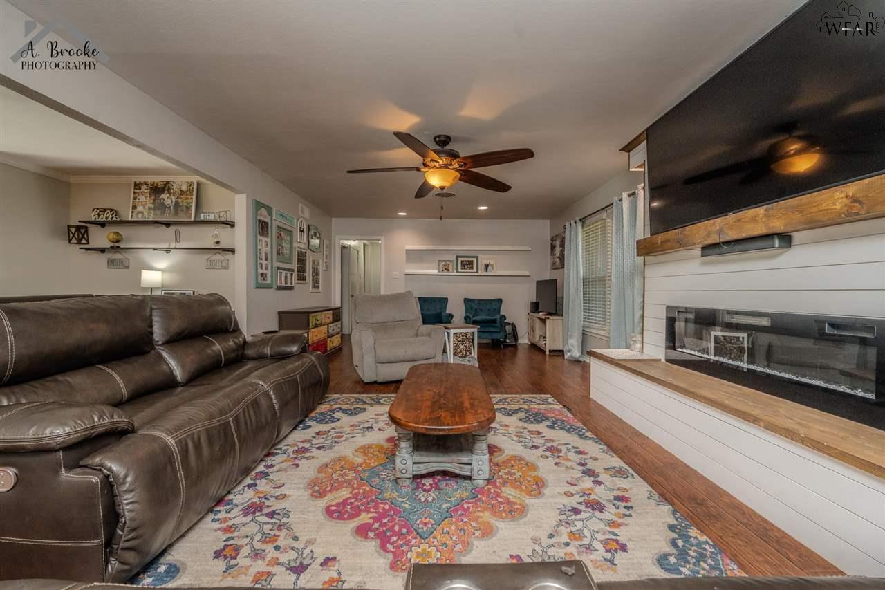 816 S Ash Street, Archer City, Texas image 3