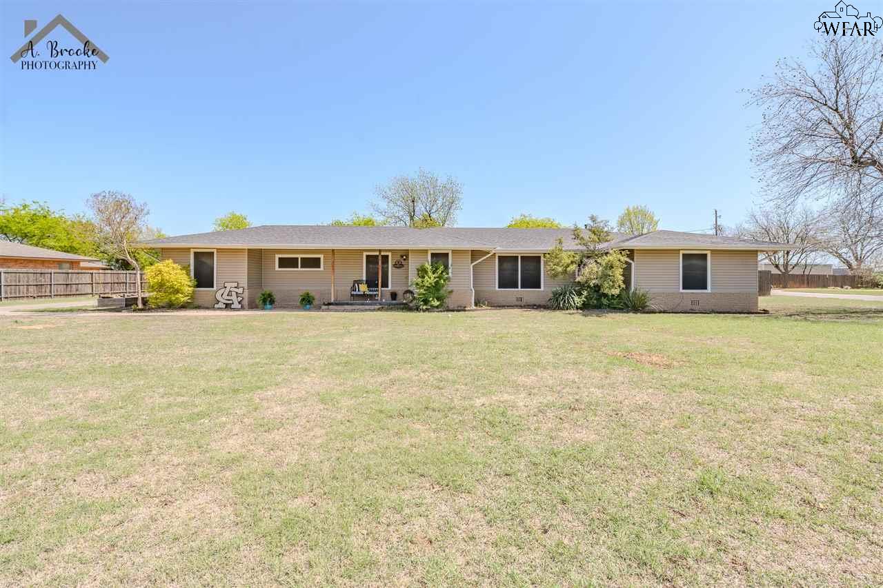 816 S Ash Street, Archer City, Texas image 1