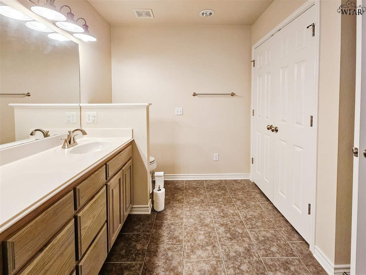 101 Kaitlin, Burkburnett, Texas image 16