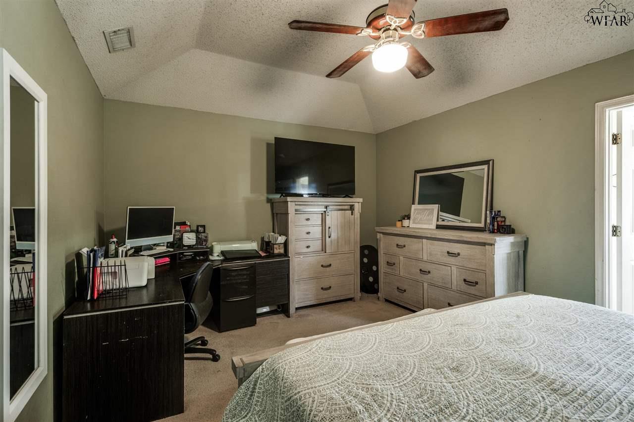 4611 Meadowlake Drive, Wichita Falls, Texas image 15