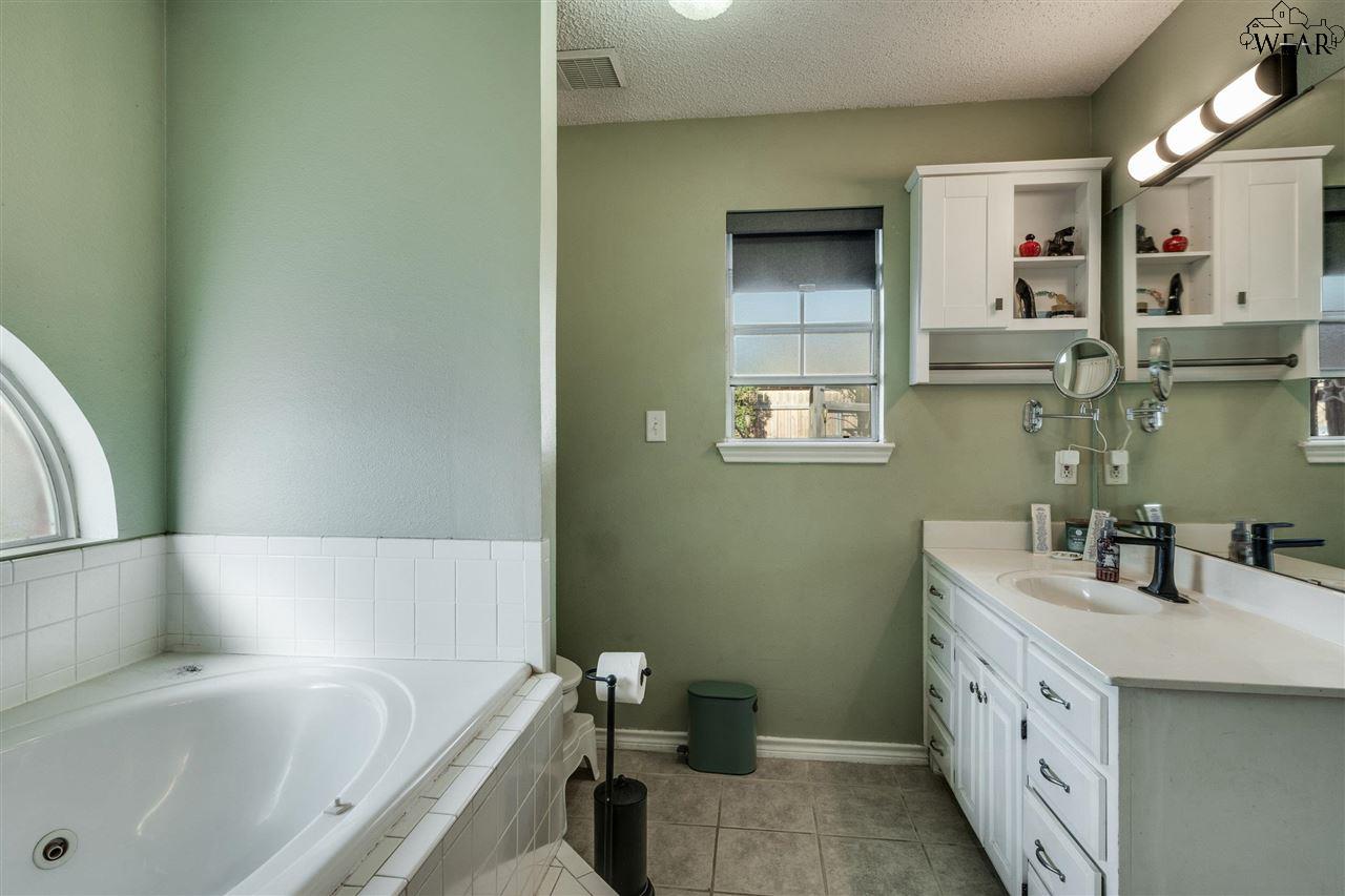 4611 Meadowlake Drive, Wichita Falls, Texas image 17