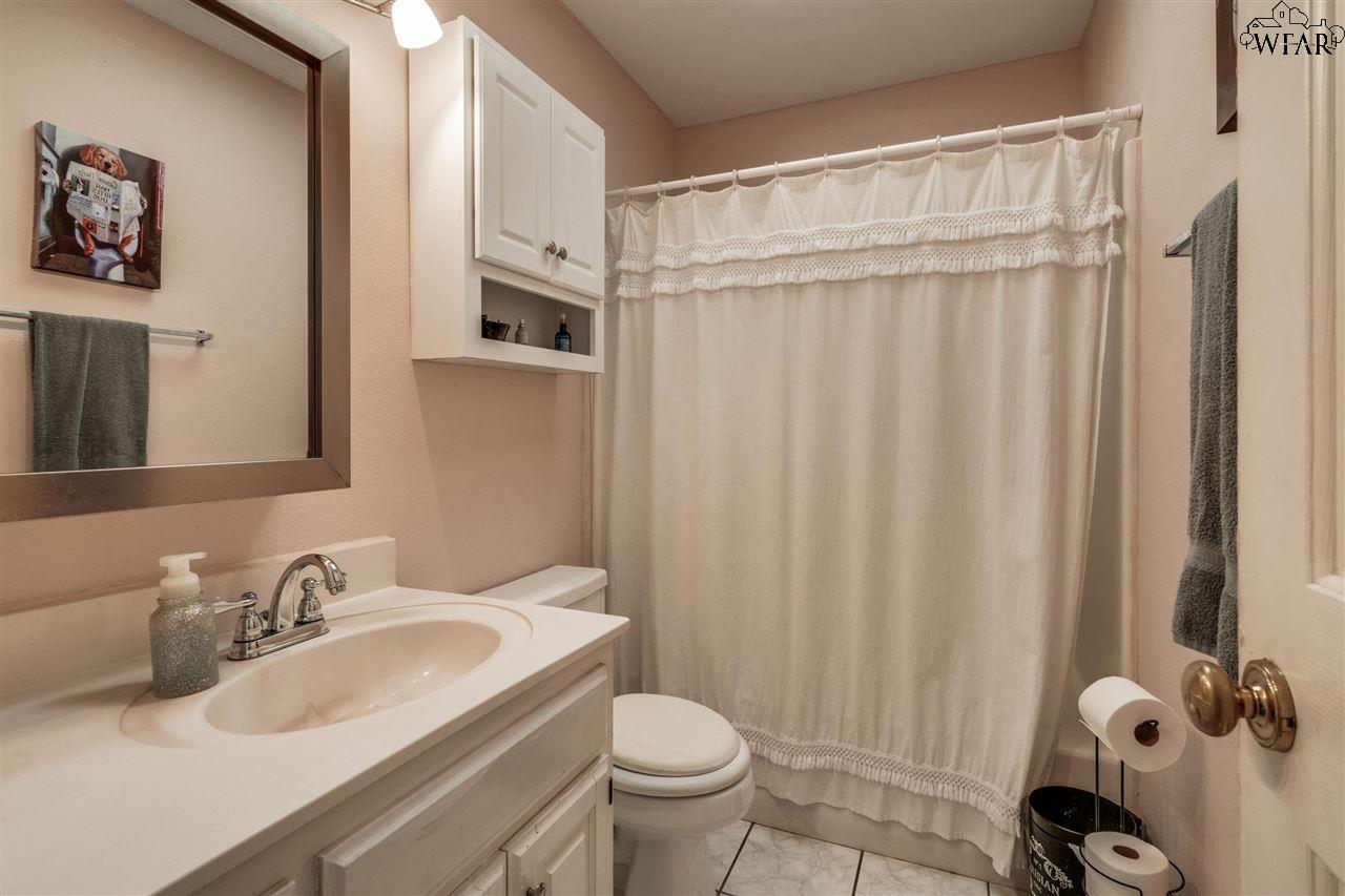 4611 Meadowlake Drive, Wichita Falls, Texas image 24