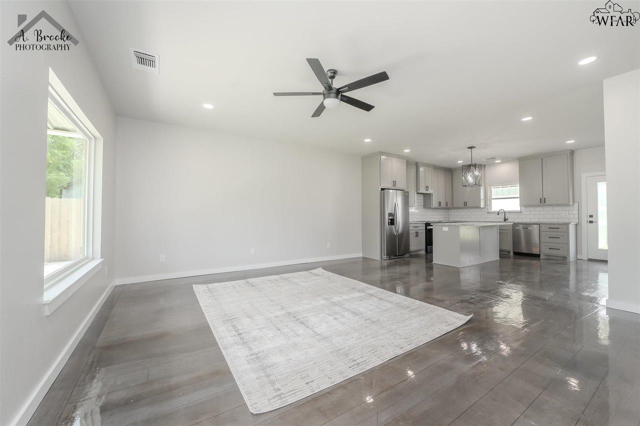 410 W Daisy Street, Iowa Park, Texas image 3