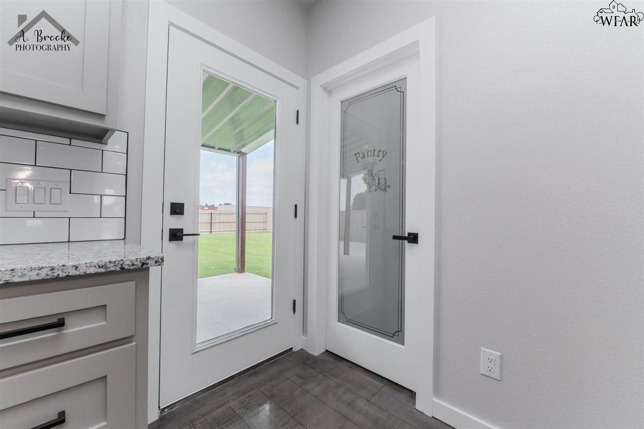 410 W Daisy Street, Iowa Park, Texas image 7