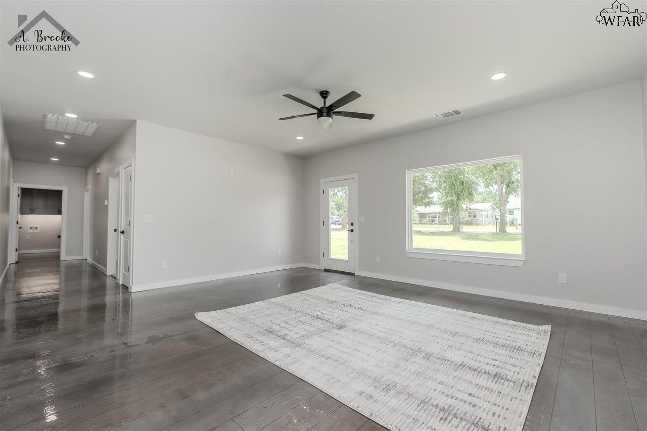 410 W Daisy Street, Iowa Park, Texas image 4
