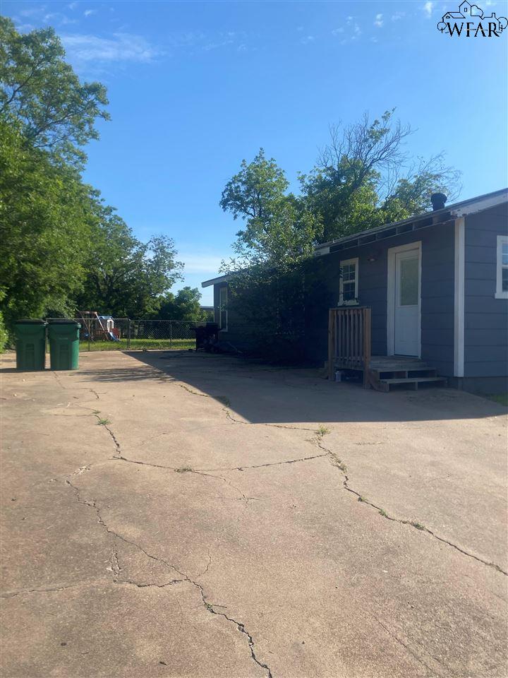 310 W Chestnut St, Archer City, Texas image 2