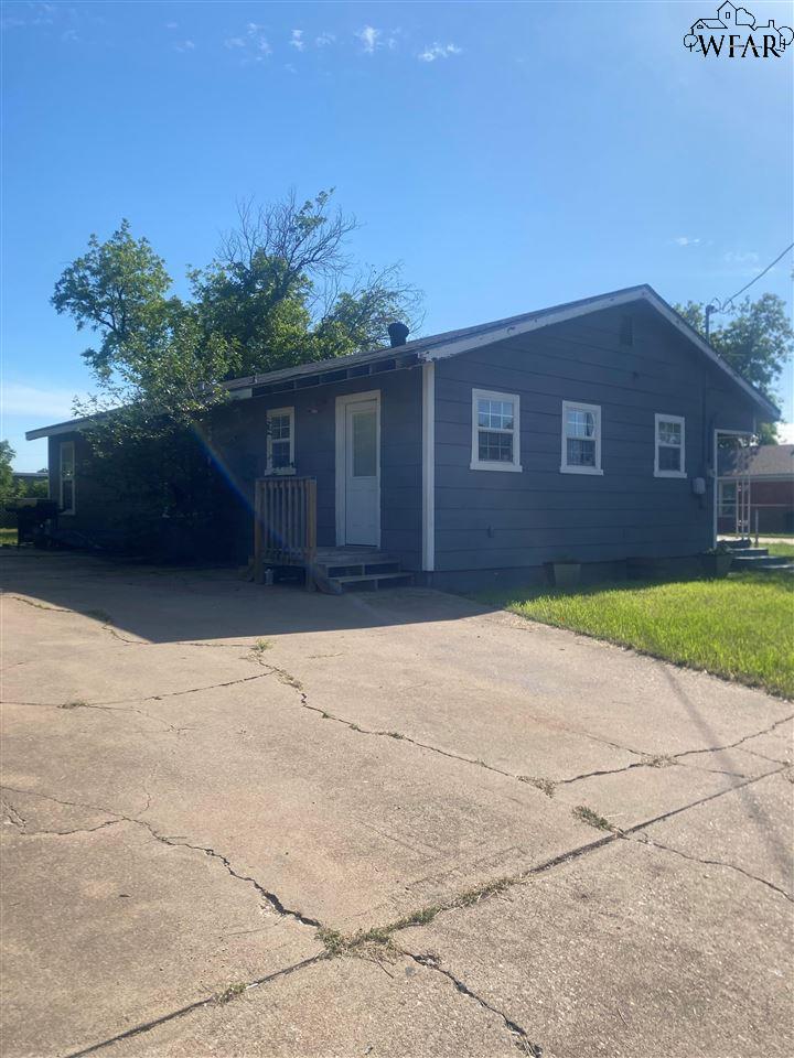 310 W Chestnut St, Archer City, Texas image 1