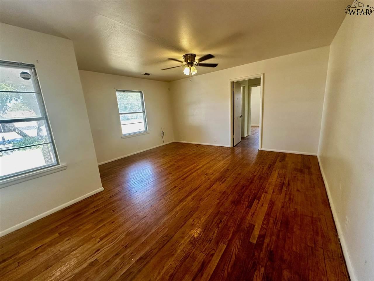402 E Summit Street, Electra, Texas image 3