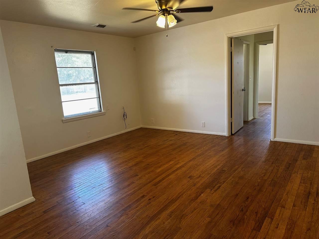 402 E Summit Street, Electra, Texas image 4