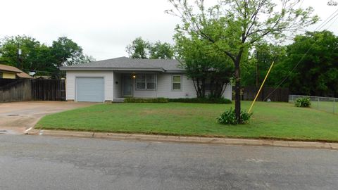 Homes For Sale - 201 Mesquite Street<br/> Wichita County, Burkburnett, TX 76354