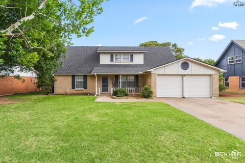 Homes For Sale - 711 W Rebecca Avenue<br/> Iowa Park, TX 76367