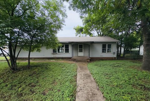 Homes For Sale - 421 N Wall Street<br/> Iowa Park, TX 76367