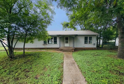 Homes For Sale - 421 N Wall Street<br/> Iowa Park, TX 76367