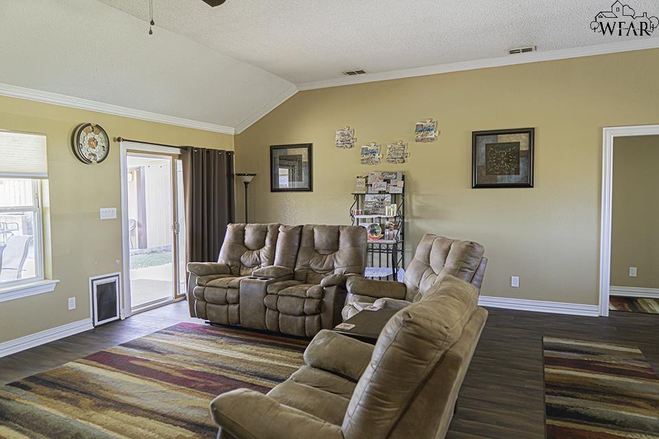609 W Magnolia Avenue, Iowa Park, Texas image 5