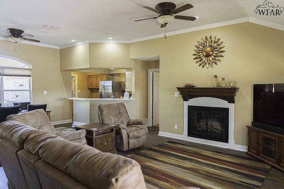 609 W Magnolia Avenue, Iowa Park, Texas image 3