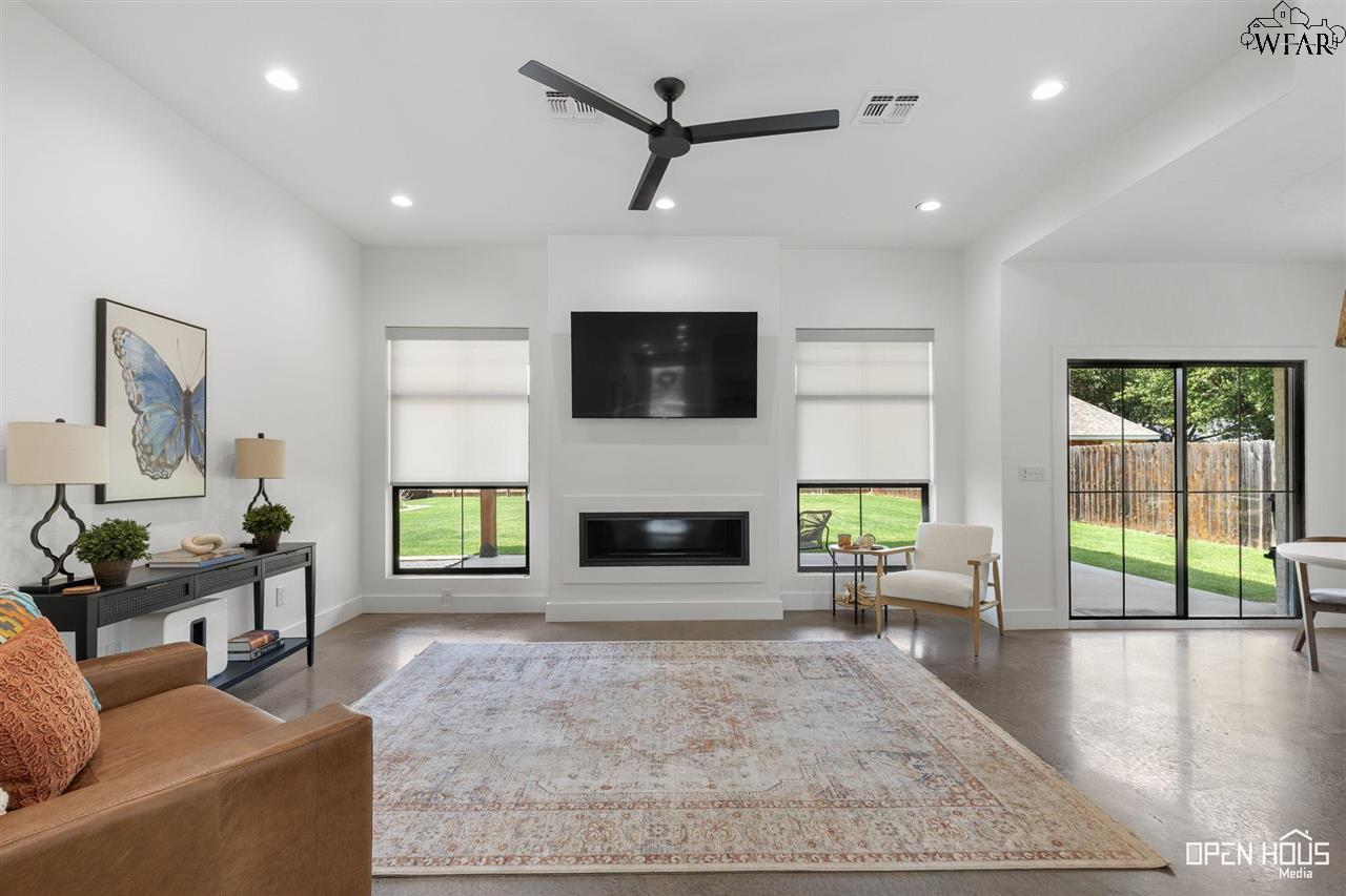 4504 Hollow Ridge Drive, Wichita Falls, Texas image 2