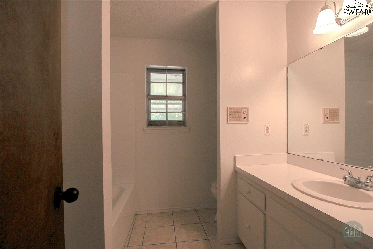 4211 Yamparika Street, Vernon, Texas image 22