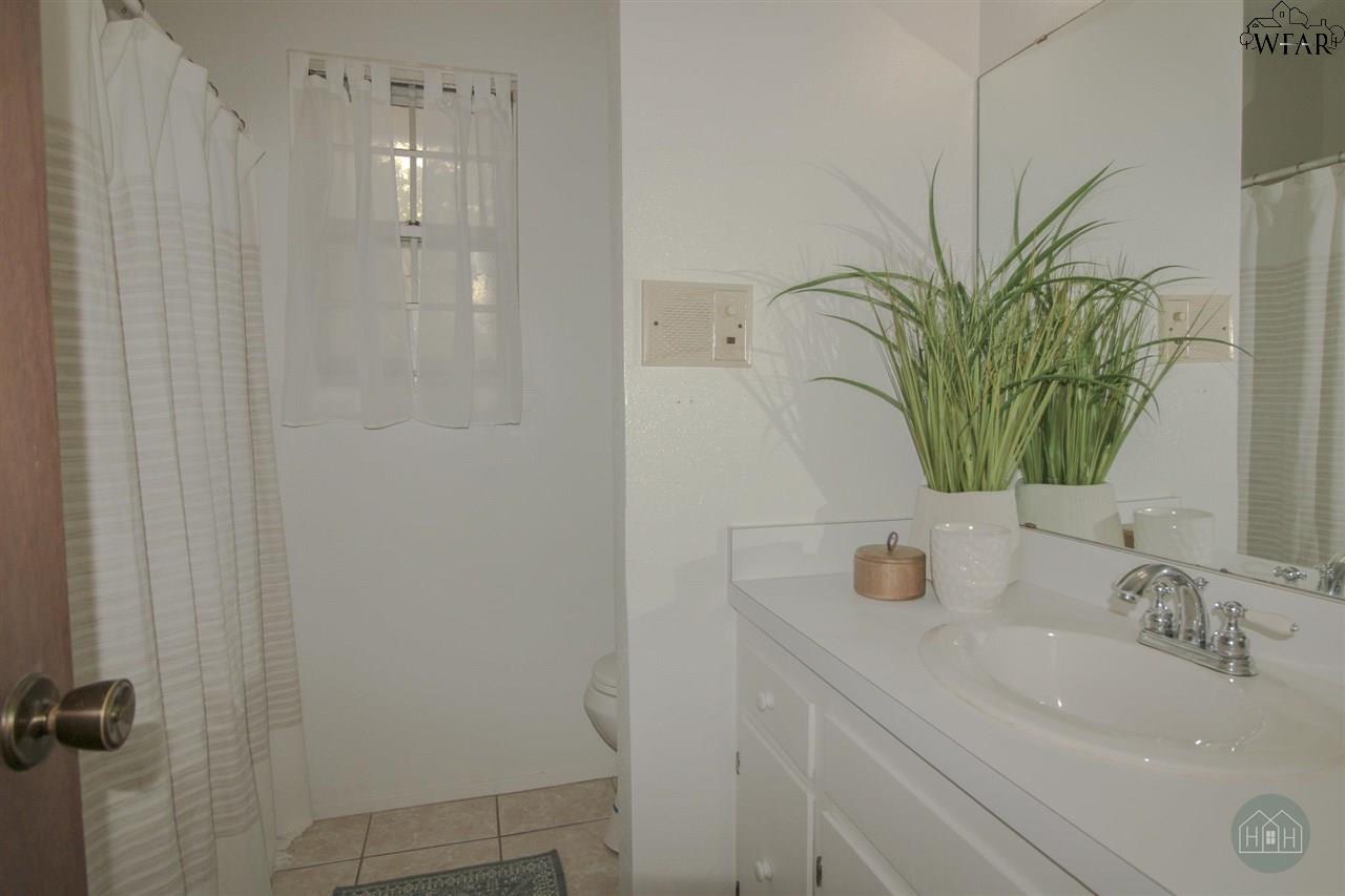4211 Yamparika Street, Vernon, Texas image 15