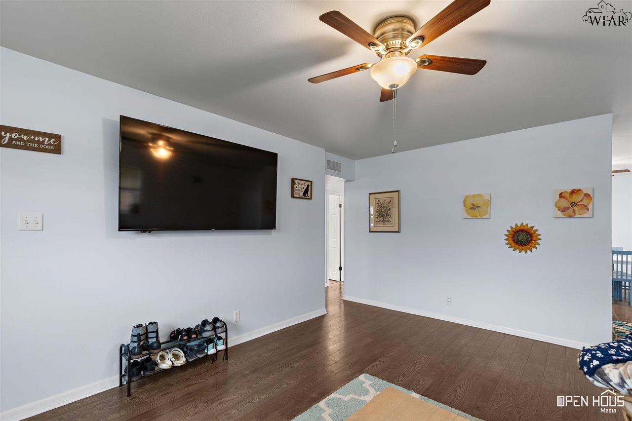 1008 E Beverly Loop, Burkburnett, Texas image 5