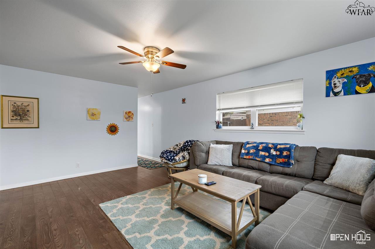 1008 E Beverly Loop, Burkburnett, Texas image 4