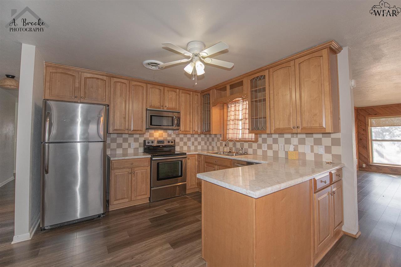 601 W Clara Avenue, Iowa Park, Texas image 11