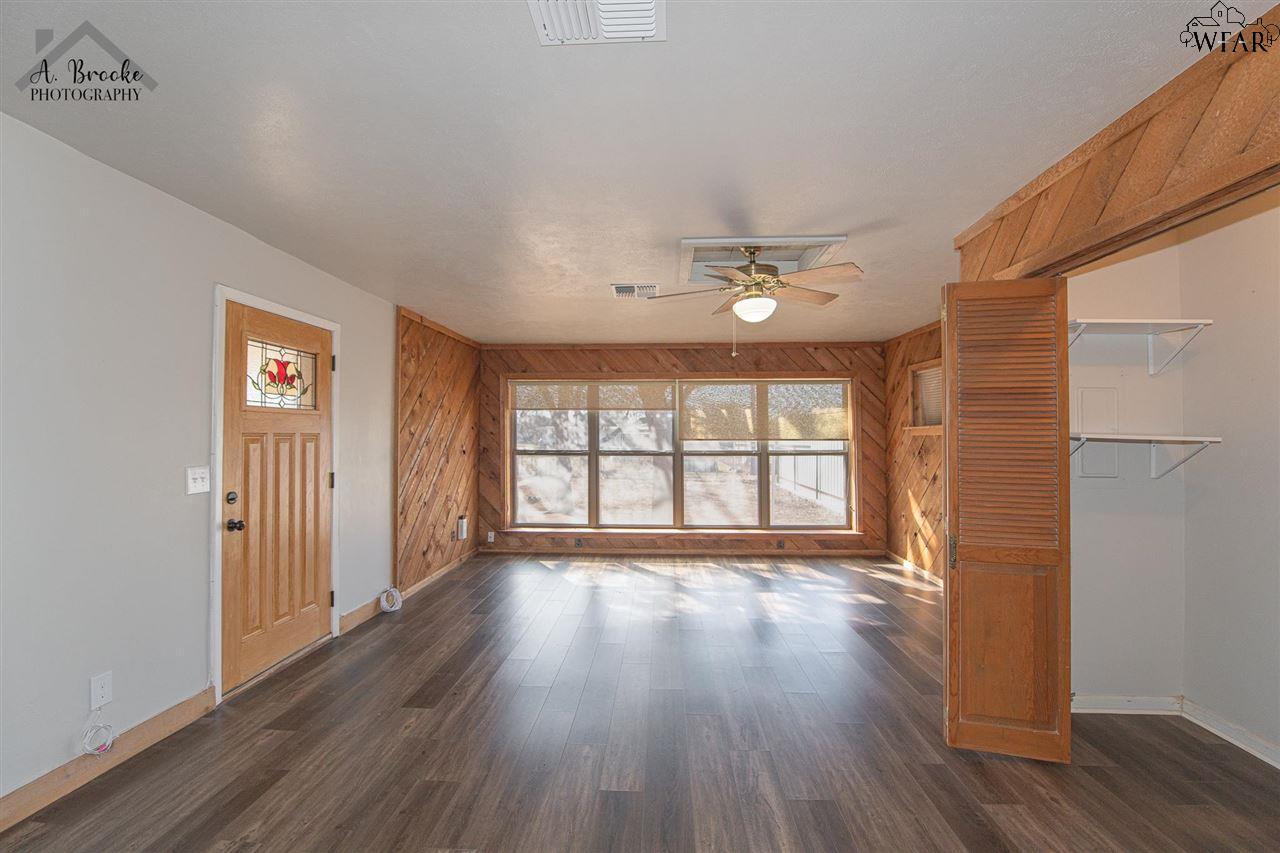 601 W Clara Avenue, Iowa Park, Texas image 14