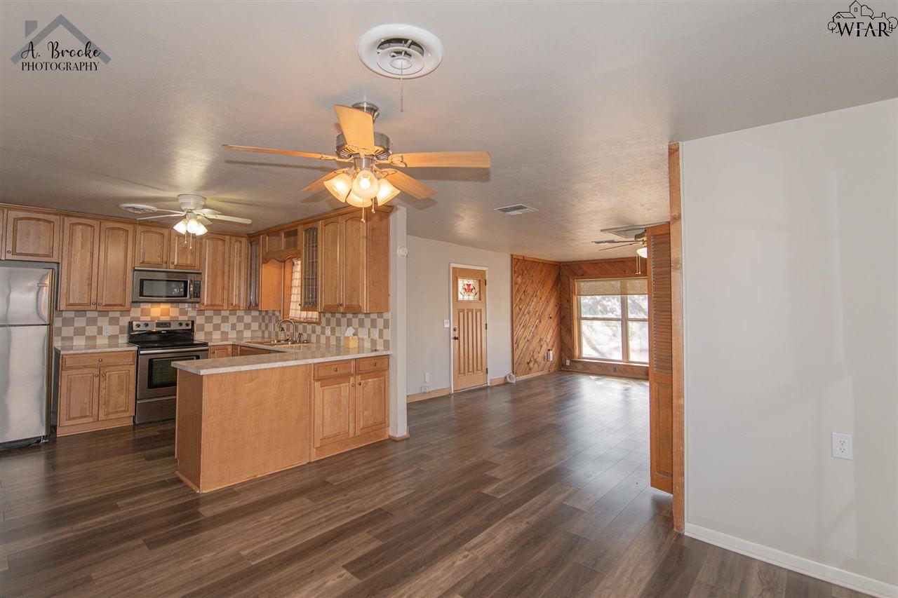 601 W Clara Avenue, Iowa Park, Texas image 13