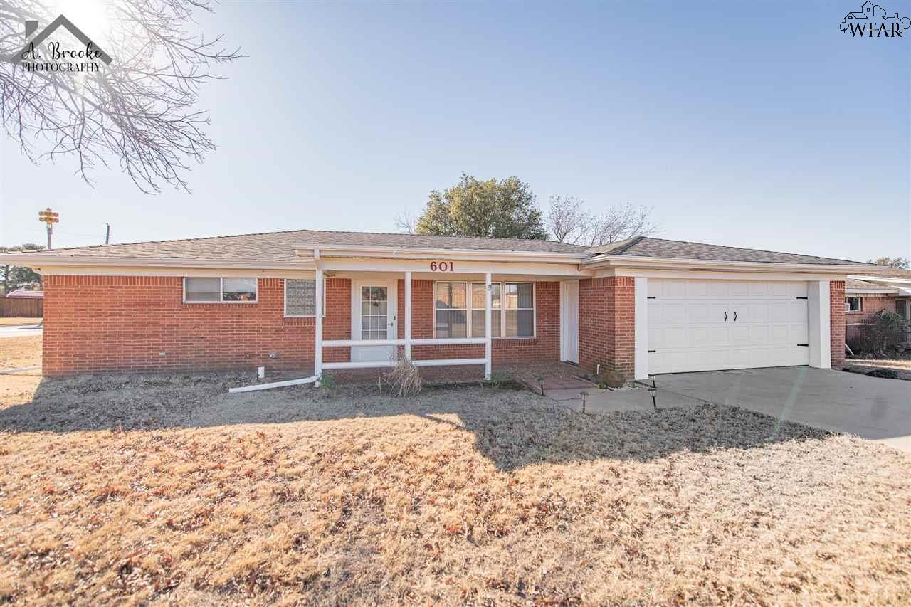 601 W Clara Avenue, Iowa Park, Texas image 1