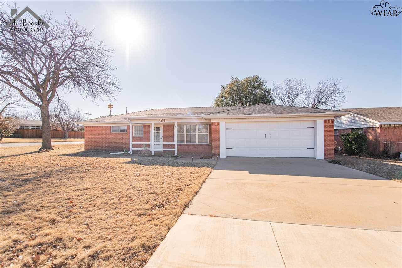 601 W Clara Avenue, Iowa Park, Texas image 3