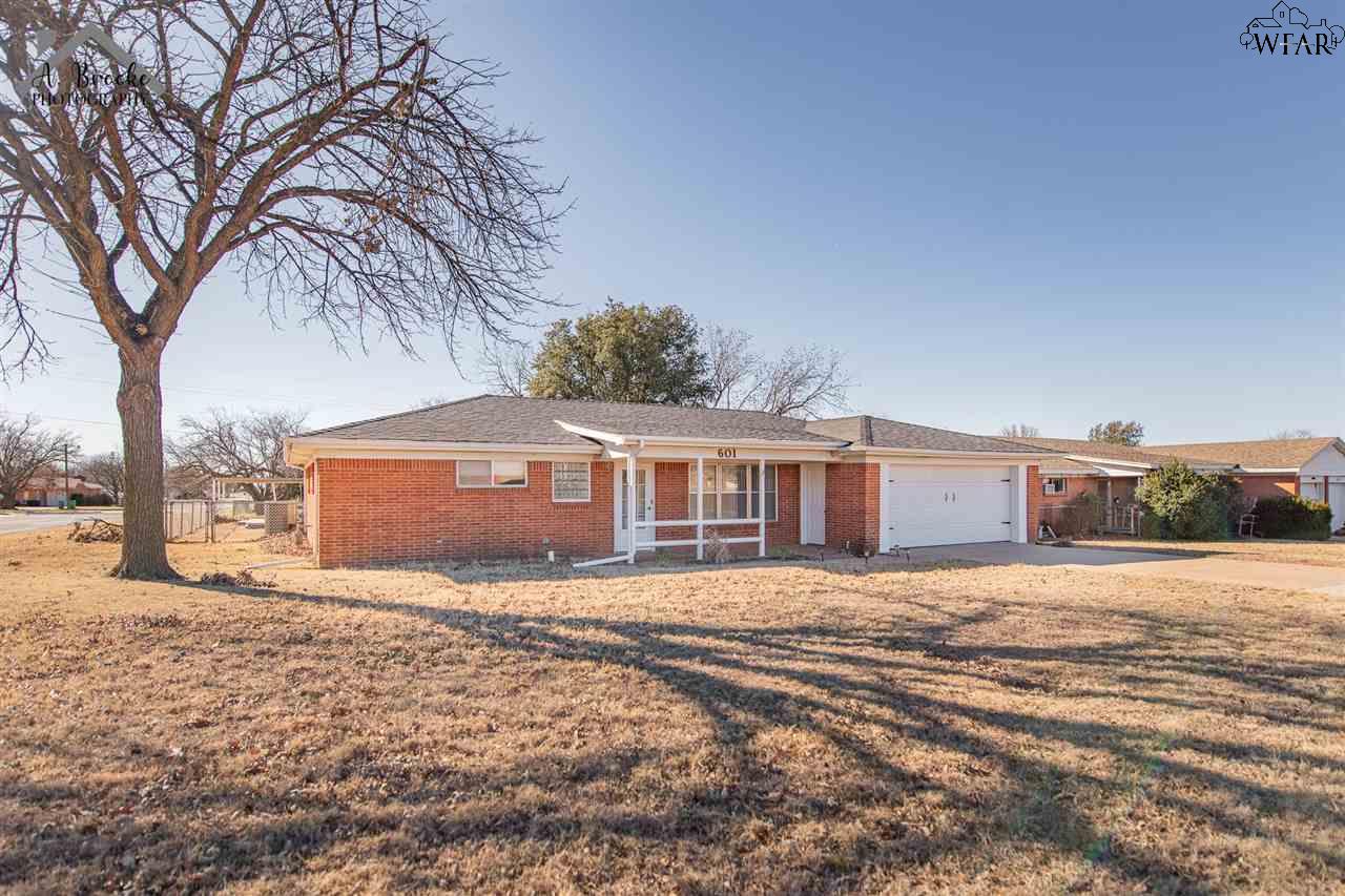 601 W Clara Avenue, Iowa Park, Texas image 2