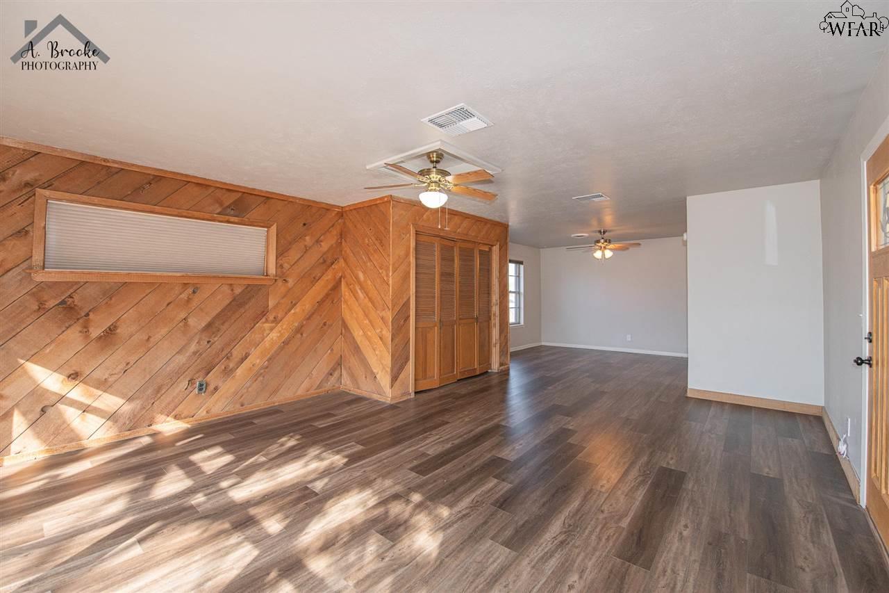 601 W Clara Avenue, Iowa Park, Texas image 16