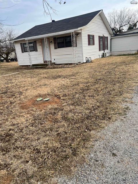 Homes For Sale - 905 E Ruby Avenue<br/> Wichita County, Iowa Park, TX 76367