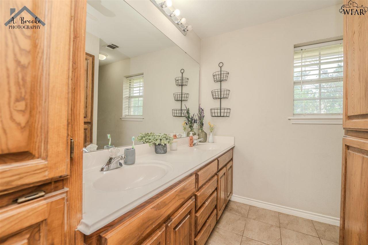 1216 E Commerce Street, Henrietta, Texas image 14