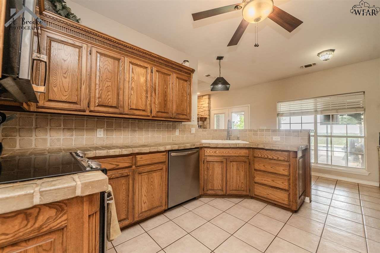 1216 E Commerce Street, Henrietta, Texas image 6