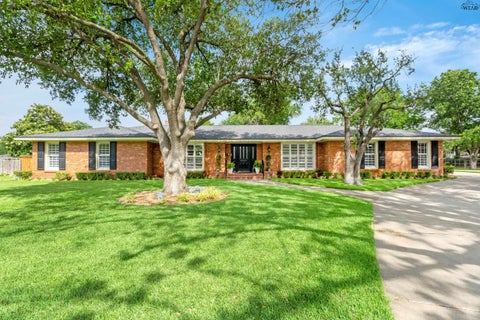 Homes For Sale - 4 Hickory Downs Street<br/> Wichita Falls, TX 76308