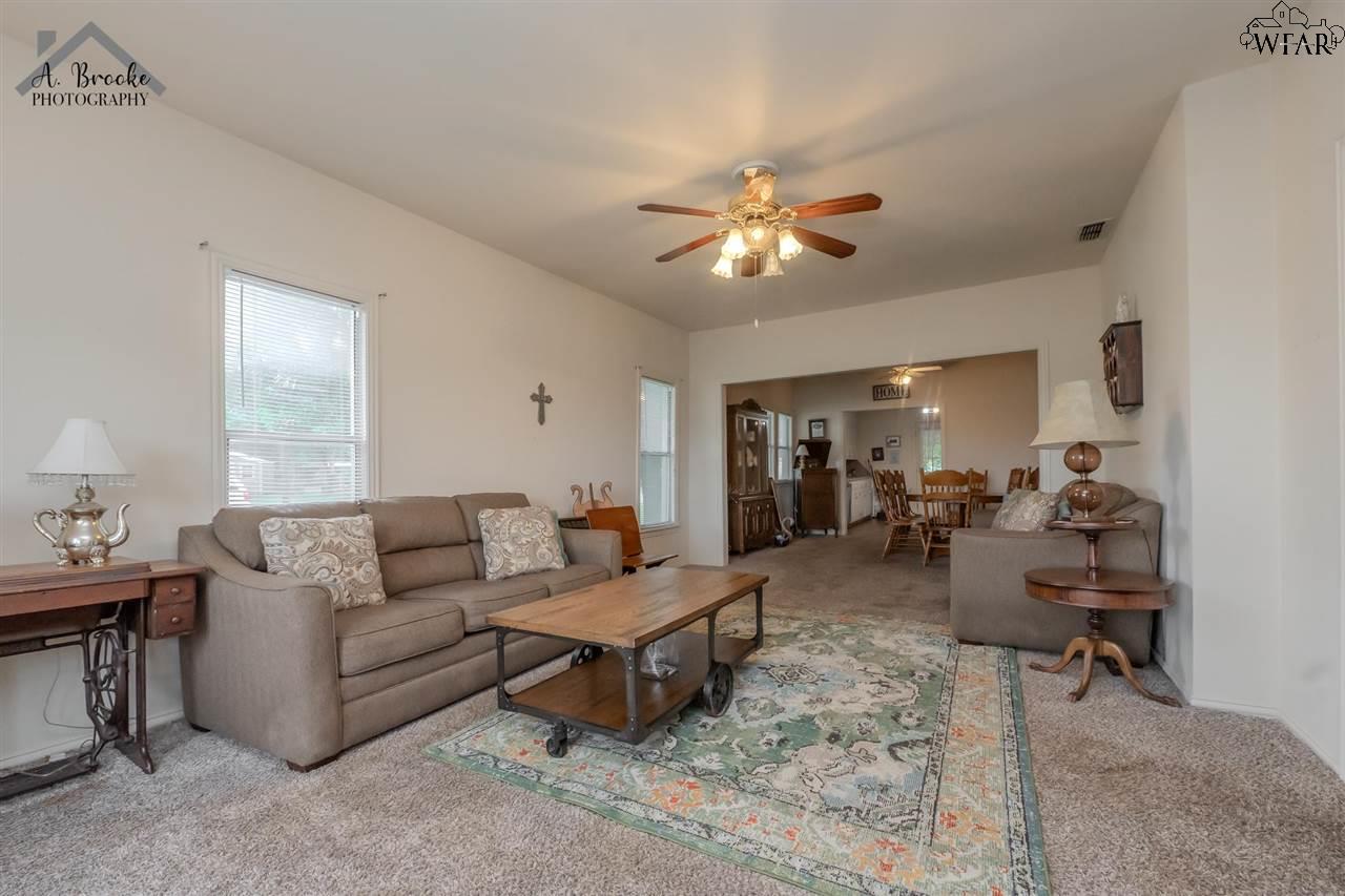 110 W Pecan, Iowa Park, Texas image 3